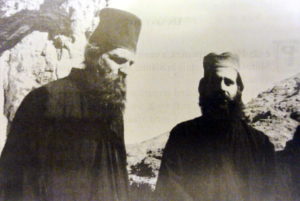 9-sf-cuv-ioan-iacob-de-la-neamt-hozevitul-1960-15-sf-ioan-in-stanga-in-fata-pesterii-sale-din-pustiul-hozevei-cu-monahul-pavel-in-dreapta